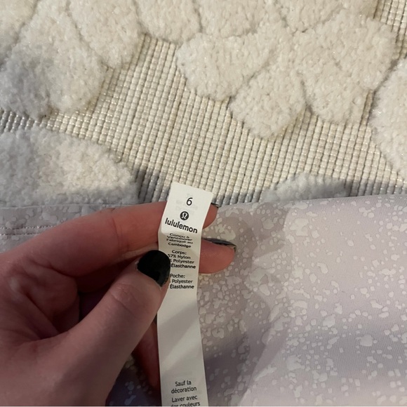 Lululemon reflective woman’s cropped top - Picture 3 of 3